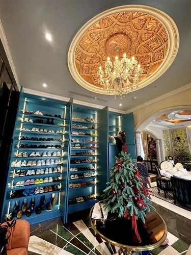 Trước ý kiến nghi ngờ vì hóa đơn và phụ kiện được Hermès để trong túi zip nilon kém sang, Đoàn Di Băng thậm chí còn giải thích cặn kẽ để tự "minh oan".