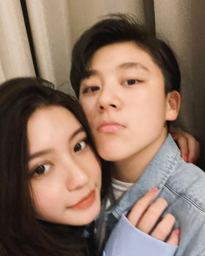 Khi ở bên cạnh Gavin, Bâu giống như đứa trẻ được anh cưng chiều, yêu thương. Hot girl từng chia sẻ, bạn trai luôn ghi nhớ mọi thứ cô yêu thích và sẵn sàng tìm cách để mua tặng. Những lúc như thế, người đẹp SN 2000 cảm thấy hạnh phúc và xúc động bởi sự tinh tế của Gavin.