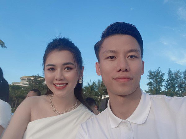Hiện Hải Quế và vợ đã có với nhau 2 cô công chúa nhỏ đáng yêu, ngoài thời gian thi đấu xa nhà, chàng đội phó tuyển Việt Nam luôn tranh thủ dành thời gian về bên gia đình, phụ vợ chăm sóc các con.
