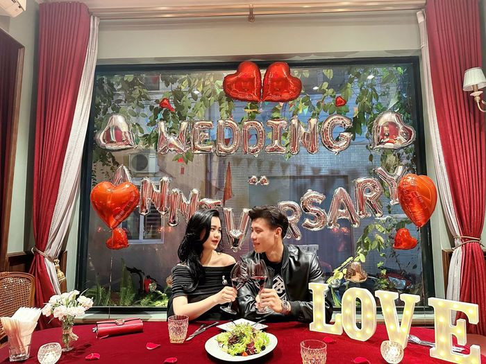 Công cuộc theo đuổi cô nàng cũng bắt đầu từ đó với hàng loạt tin nhắn, những lần hẹn hò, rủ rê vợ đi chơi của Quế Ngọc Hải. Sau hơn 3 năm bí mật hẹn hò, cả hai đã quyết định công khai mối quan hệ chín mùi vào năm 2016, sau đó họ cũng chính thức về chung một nhà với hôn lễ vào năm 2018.