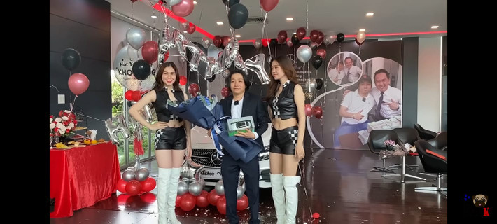 Khoa Pug không còn "lọt thỏm" khi đứng cạnh "chân dài" như lần nhận xe cách đây 2 năm.