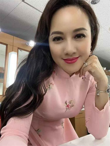 Dưới phần bình luận bài đăng, ai cũng khen ngợi nhan sắc trẻ trung của nữ MC. Bạn bè, người hâm mộ cũng gửi lời chúc trong ngày bà mẹ 8X đón tuổi mới.