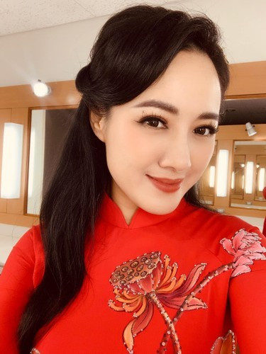 "Đây sẽ là hình ảnh mới của Hoài Anh trong năm mới, có được không mọi người ạ? Xin gửi những lời chúc mừng năm mới tốt đẹp nhất, hạnh phúc nhất đến những người thân yêu của tôi...