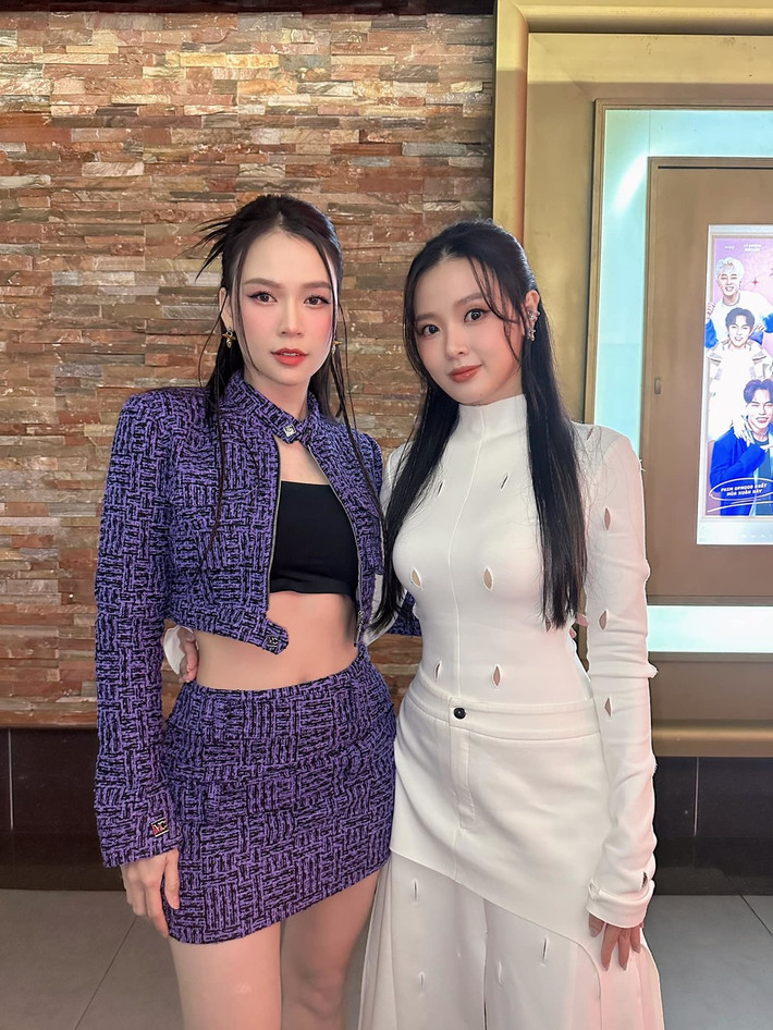 Có thể thấy, Midu diện bộ váy trắng khá kín đáo nhưng ôm sát cơ thể khoe trọn đường cong quyến rũ của mình. Trong khi đó, Sam mặc váy ngắn và áo hở eo nhằm phô diễn triệt để vóc dáng nuột nà, đôi chân dài thon thả.