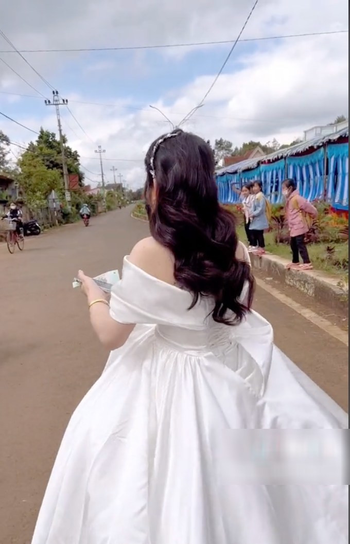Nói về điều này, cô dâu cho biết bản thân làm vậy là vì không muốn shipper phải đi đi lại lại giao hàng cho mình.
