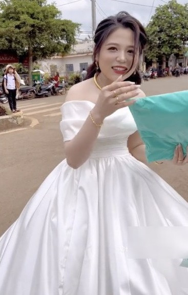 Ai cũng bật cười trước hành động xách váy, ra nhận hàng ship của cô dâu.