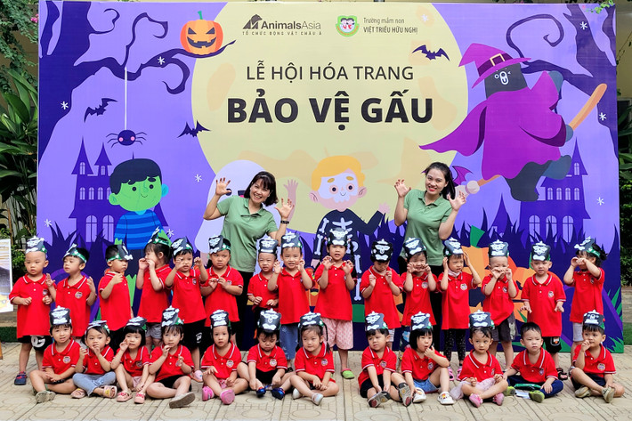 Ngày 27/10, Tổ chức Động vật Châu Á hợp tác với Trường Mầm non Việt Triều Hữu Nghị tổ chức Lễ hội Hóa trang bảo vệ gấu tới toàn bộ gần 400 học sinh mầm non toàn trường.