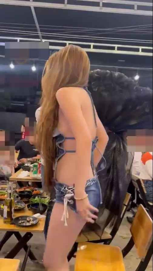 Đặc biệt, khi cô đứng lên nhận hoa từ bạn trai, bộ thời trang phản cảm đã khiến ai nhìn cũng phải đỏ mặt.