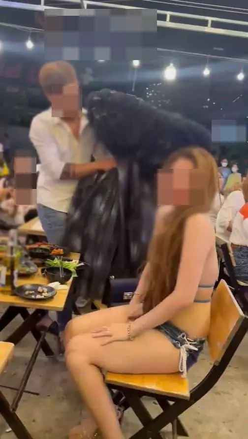mới đây, cư dân mạng liên tục lan truyền hình ảnh về một cặp đôi trẻ đang ngồi trong quán ăn cùng bạn bè. Điểm gây tranh cãi chính là màn ăn mặc phản cảm của nữ chính.