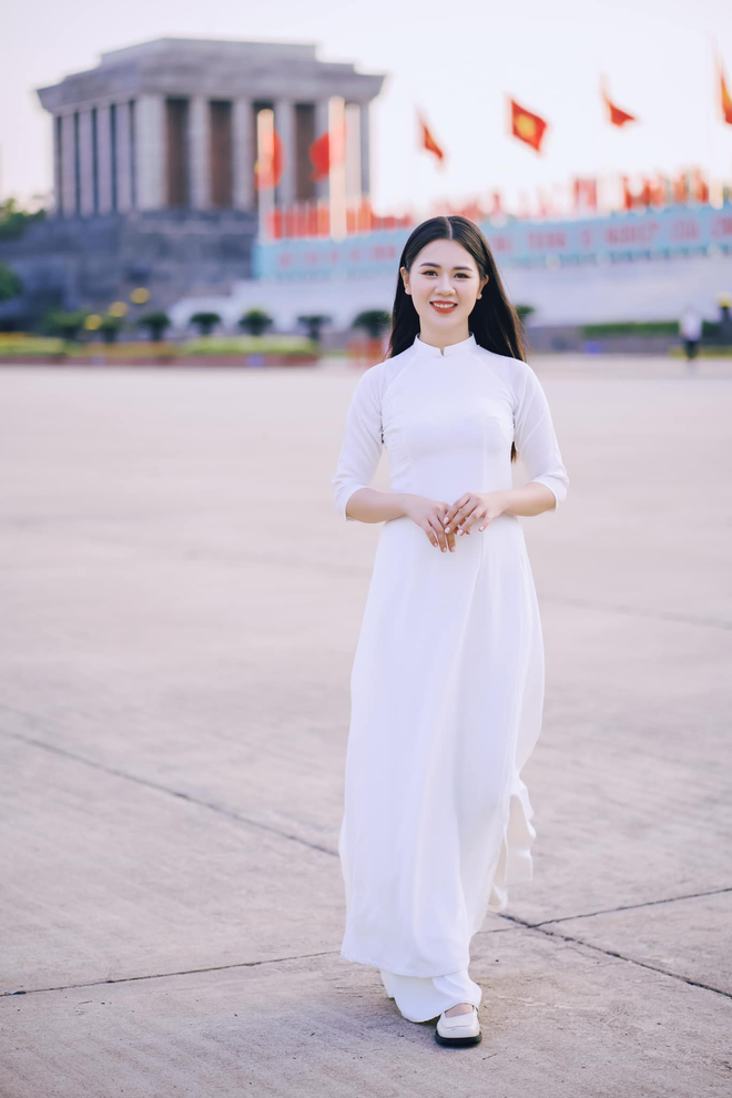 Mới đây, Dương Thùy Phương chia sẻ bộ ảnh diện áo dài duyên dáng thăm Lăng Bác. Bà xã Quế Ngọc Hải - gây ấn tượng với nhan sắc.