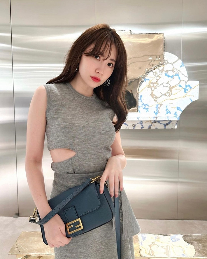 Mặc dù đã 35 tuổi, Kojima Haruna vẫn giữ được vẻ đẹp trẻ trung không tuổi. Để chia sẻ bí quyết chăm sóc da cho những người phụ nữ trên 40 tuổi, cô tiết lộ rằng hàng ngày cô chăm sóc da với 5 bước quan trọng gồm tẩy trang, rửa mặt, thoa toner, sử dụng tinh chất serum trẻ hóa da và kem dưỡng ẩm.