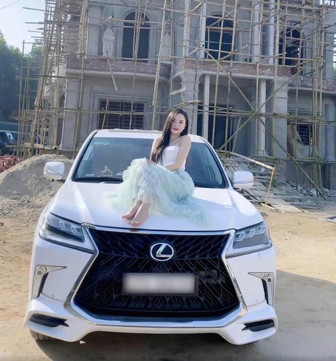 Những ngày qua, cộng đồng mạng được phen xôn xao trước công trình lâu đài bề thế của một gia đình ở huyện Yên Thành, tỉnh Nghệ An. Cùng với loạt ảnh lâu đài to rộng, quy mô hoành tráng, hình ảnh cô con gái xinh đẹp của “đại gia Nghệ An” cũng được chia sẻ chóng mặt.
