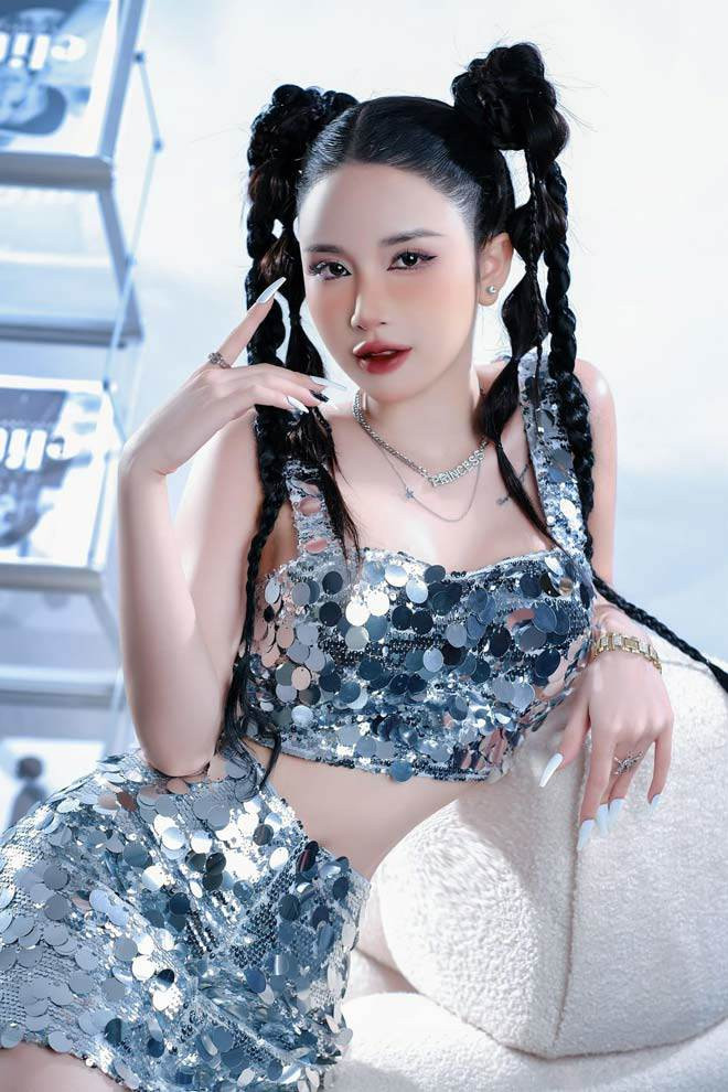 “Mình không ngờ có một ngày được mọi người quan tâm theo cách này. Tuy nhiên, một số Fanpage nói bố mình xây nhà 70 tỷ tặng con gái thì không đúng. Mình xin đính chính lại là bố mình xây nhà cho cả gia đình chứ không cho riêng ai”, Quỳnh Phương nói.