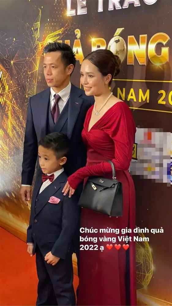 Một trong những nhân vật thu hút sự chú ý không kém trong buổi lễ tối qua chính là Huyền Mi (vợ Văn Quyết). Hot mom 1 con còn là chị gái "công chúa béo" Quỳnh Anh (vợ Đỗ Duy Mạnh).