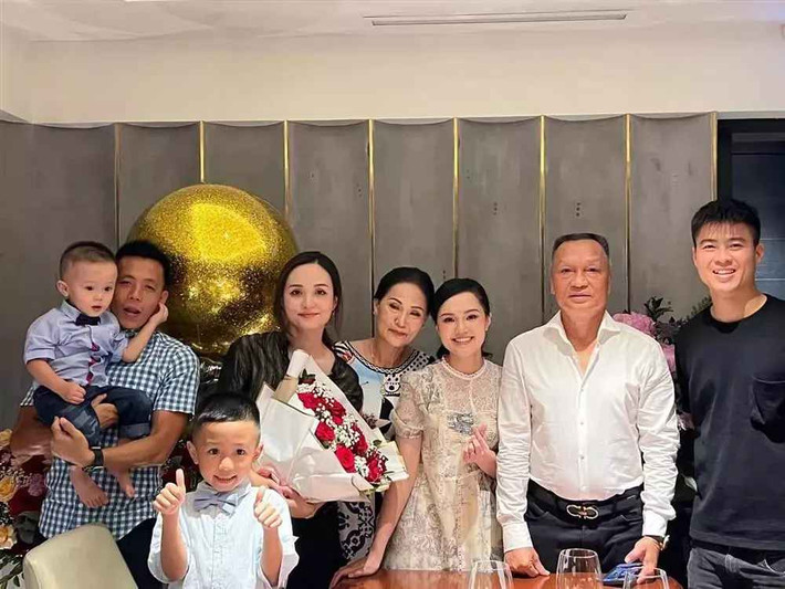 Qua ảnh em gái "tag", Huyền Mi vẫn gây ấn tượng với thần thái tươi tắn, làn da mịn màng không tì vết.