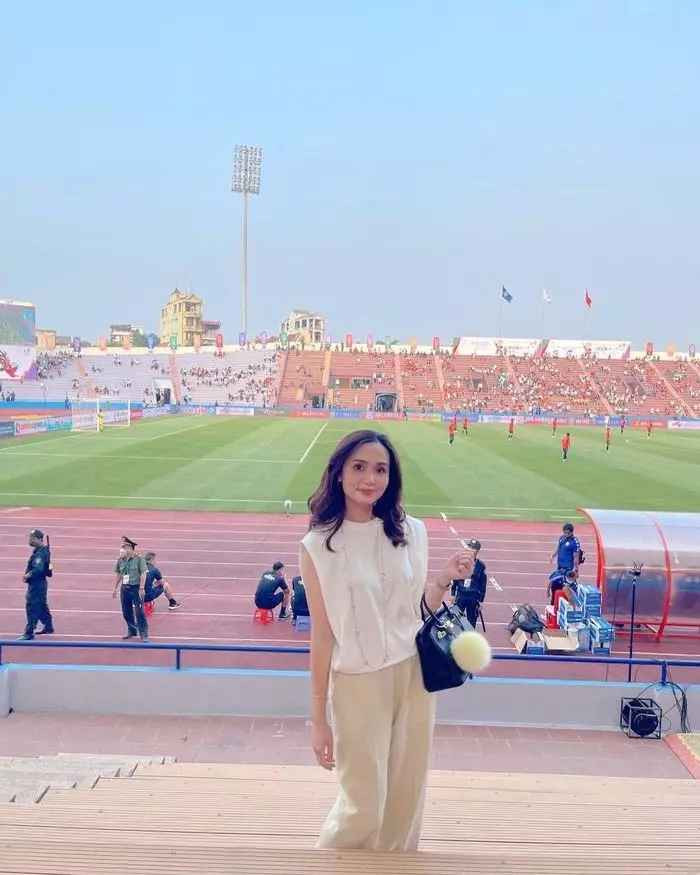 Nguyễn Huyền Mi được biết đến là vợ cầu thủ Văn Quyết. Cặp đôi kết hôn ngày 9/5/2015 sau 4 năm yêu thương tìm hiểu và hiện có một cậu con trai.
