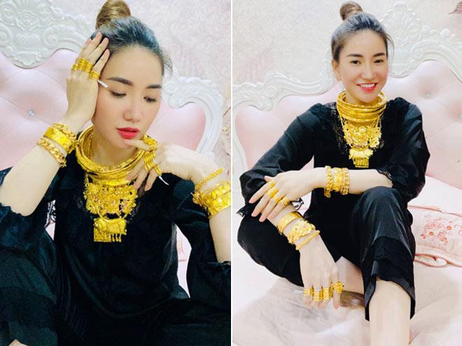 Cô dâu Thanh Hóa sở hữu nhan sắc xinh đẹp, đeo vàng chồng chéo trên cổ, cổ tay và ngón tay, trong đó có những chiếc kiềng vàng lấp lánh, được thiết kế cầu kỳ, tinh xảo.