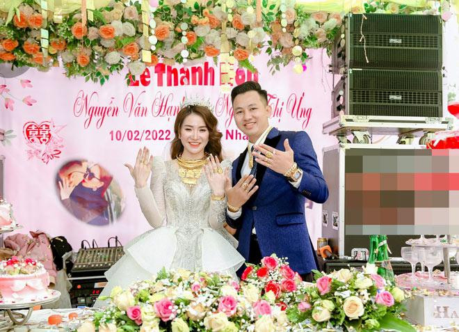 Trong đó, nhà gái tặng 15 cây vàng, 1 tỷ đồng, nhà trai 13 vây vàng và 200 triệu đồng, chưa kể một số quà cưới giá trị khác bạn bè trao tặng.
