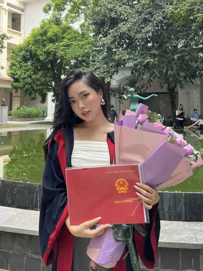Nhan sắc bà xã Đức Chinh ngày nhận bằng tốt nghiệp đại học