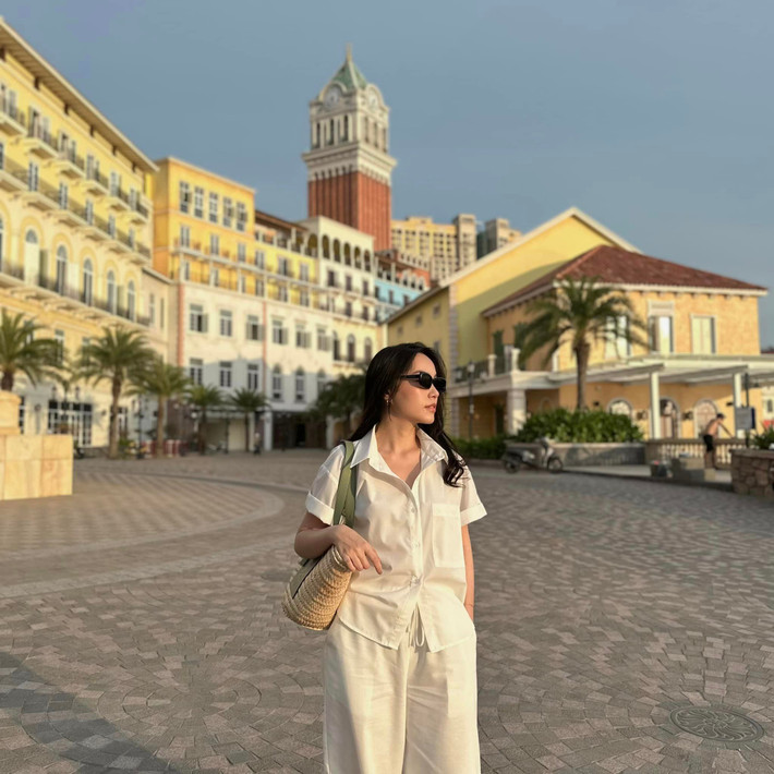 "Có thể các bạn khi nhìn thấy mình sẽ bảo mình bình thường, không béo nhưng vì xương mình bé, người toàn thịt với mỡ, mông, đùi, bắp tay rất to (so với cơ thể)", Hà Trúc nói.