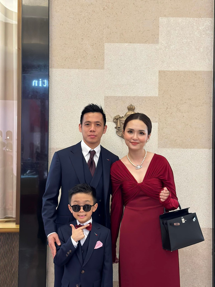 Nếu so với các nàng WAGs khác, Huyền Mi hiếm khi chia sẻ cuộc sống của bản thân trên mạng xã hội hơn hẳn. Dù vậy, bức hình nào cô đăng tải cũng đều “đậm mùi tiền”, không chỉ xuất phát từ khí chất của bà xã Văn Quyết mà còn tập trung ở những món đồ hiệu mà cô mang trên người.