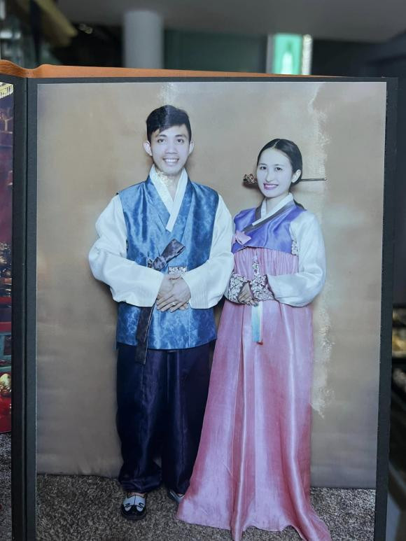 Mới đây, vợ hai đại gia Minh Nhựa chia sẻ những khoảnh khắc của hai vợ chồng từ năm 2014. Khoảng thời gian đó, Mina Phạm mới sinh xong nên được chồng đưa đi xả strees. Khi đó, chưa chỉnh ảnh nhưng nhan sắc của bà hai nhà đại gia vẫn ăn hình.