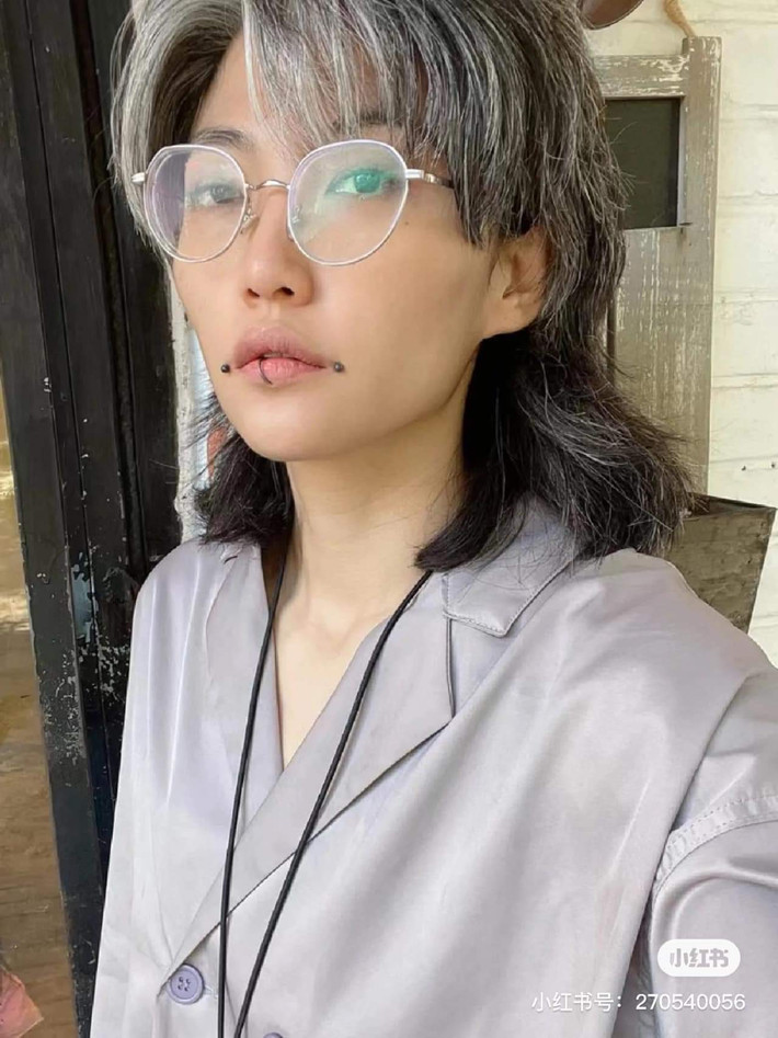 Mới đây, mạng xã hội rần rần chia sẻ hình ảnh một cô gái nhuộm tóc higtlight trắng hot trend. Tuy nhiên, thành quả nhận về lại khiến cô nàng “khóc thét” vì nhìn giống như bị già đi cả chục tuổi.