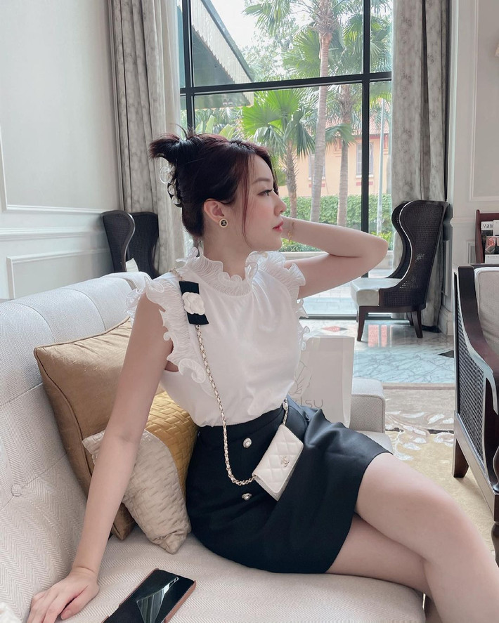 Có lần, Trinh Hoàng đăng story khoe vừa 'tậu' hàng chục chiếc túi Chanel hệt như người ta mua mớ rau ngoài chợ. Các thương hiệu thời trang xa xỉ khác không thiếu trong tủ đồ của nàng rich kid đình đám này.