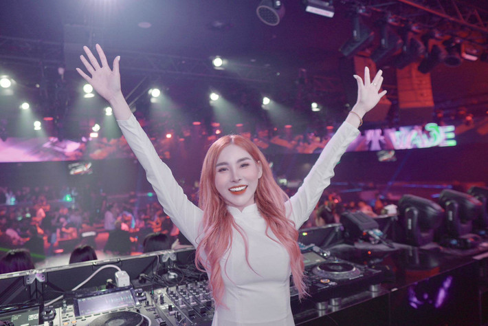 Nhiều người cũng nhanh chóng nhận ra cô gái trong hình ảnh/clip này là DJ T-Tina (Tên thật là Ngô Ngọc Thảo, quê Cà Mau).
