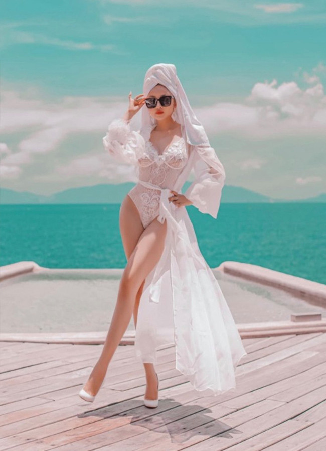 Cuộc sống hôn nhân viên mãn của đại gia Minh Nhựa bên cạnh vợ hai Mina Phạm luôn là chủ đề được đông đảo người hâm mộ quan tâm. Cặp đôi này thường xuyên đăng tải những bức ảnh "tình bể tình" khiến netizen phải chú ý.