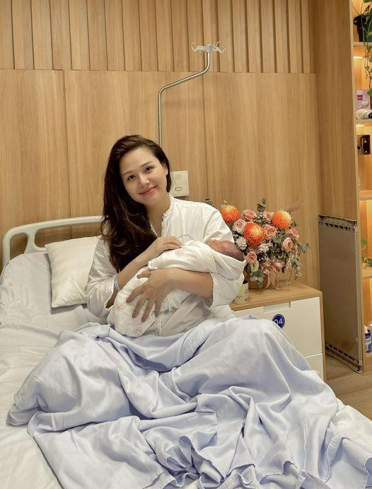 Đặc biệt mới đây, tham gia trả lời phỏng vấn, cựu hot girl Hà thành đã có những tiết lộ về chuyện 2 năm sinh liền 2 nhóc tì.