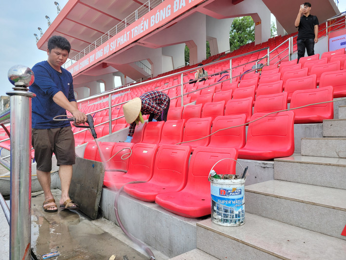 Tùng hàng ghế của SVĐ Lạch Tray được vệ sinh kĩ lương.