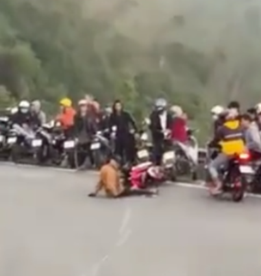 Theo clip ghi lại, phương tiện mà cặp nam nữ sử dụng để “làm xiếc” là xe SH, màu trắng, biển kiểm soát được đăng ký tại Công an huyện Phú Lộc.