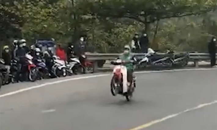 Trong khi nam thanh niên này đang “làm xiếc” với xe SH thì có giọng một cô gái không ngớt lời khen ngợi, rằng: “Idol, Idol, Idol…”. Sự việc gây bức xúc cho người tham gia giao thông và dư luận.