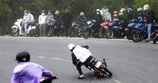 Mới đây, theo VTC cơ quan Công an huyện Phú Lộc đang khẩn trương tra cứu hồ sơ để tìm ra chủ nhân của xe SH trong clip và xác minh làm rõ nam, nữ thanh niên điều khiển xe như trong clip ghi lại.