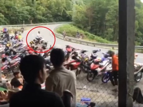 Trước đó, không ít lần các clip "diễn xiếc" bằng xe máy với những cảnh cực mạo hiểm tại đèo Hải Vân khiến nhiều người không khỏi thót tim.