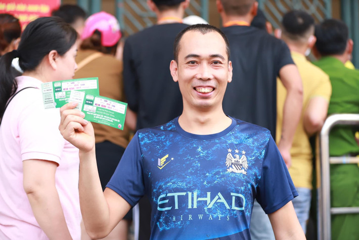 Khi đến sân, người hâm mộ không mang theo các vật dụng sắc nhọn, pháo hoa, bình xịt hơi cay hay bất kỳ vật dụng gì tương tự có thể gây thương tích cho người khác hoặc các chất cấm theo quy định của luật pháp Việt Nam vào khu vực diễn ra sự kiện.
