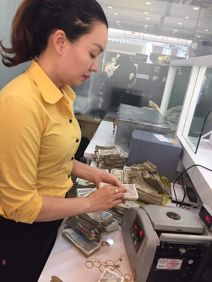 Điều này khiến các nhân viên ngân hàng phải "khóc ròng" và lặng lẽ đếm núi tiền lẻ của khách hàng.