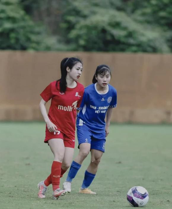Hồi đầu tháng 6, Trần Thị Duyên cũng gây chú ý khi đá futsal cho đội Hà Nam ở giải futsal vô địch quốc gia 2023.
