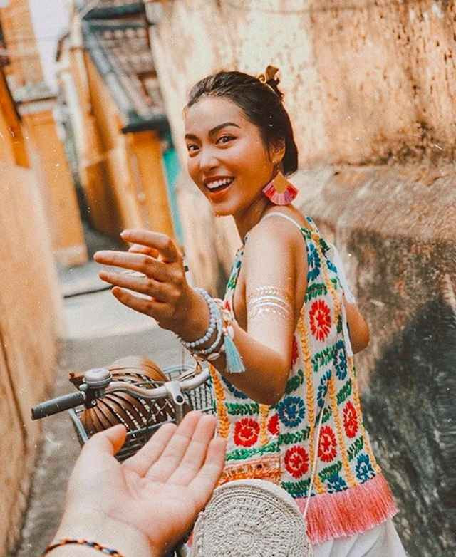 Đáng chú ý trong một bài đăng trên trang Instagram cá nhân Quang Đạt còn khẳng định anh đang ấp ủ kiếm nhiều tiền để đón con đầu lòng khiến khán giả càng thêm tin vào điều này. Thậm chí khi Hà Trúc bình luận thể hiện chút hờn dỗi: "Đã nói đừng post ảnh này rồi". Đáp lại, chàng cơ trưởng còn hài hước đùa bạn gái: "Sắp có bầu rồi, em để anh kiếm tiền nuôi con coi". Màn tương tác ngọt ngào của cặp đôi khiến khán giả không khỏi xuýt xoa. Nhiều người cũng dự đoán ngày cặp đôi về chung một nhà và khoe ảnh thiên thần nhỏ sẽ không còn xa.