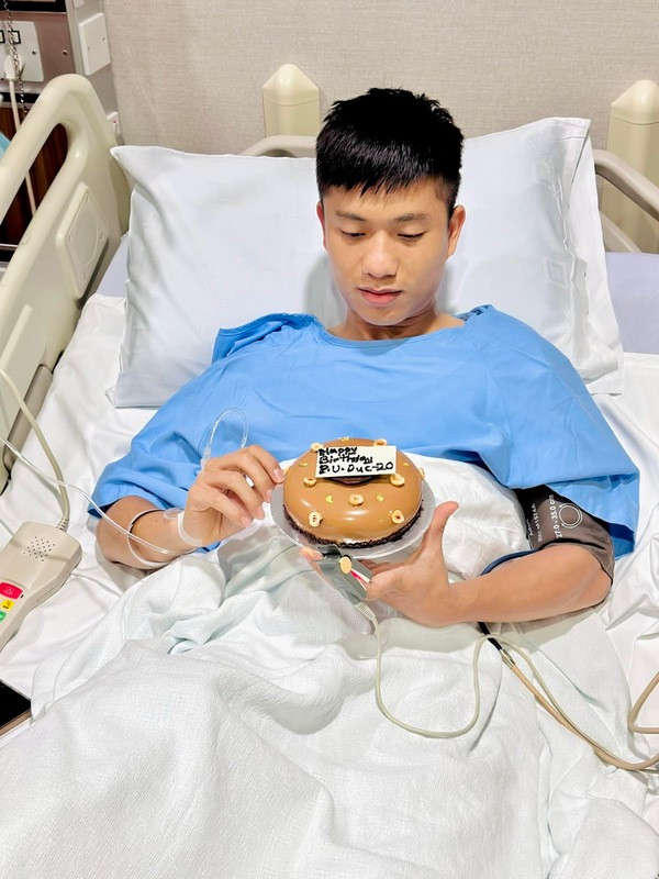 Trên trang cá nhân của bà xã anh, Phan Văn Đức xuất hiện với hình ảnh vui vẻ. Dù chân còn đau, vẫn băng bó và phải chống nạng di chuyển nhưng anh vẫn không quên nghịch ngợm.