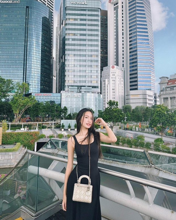 Bố chồng Doãn Hải My còn kể lại, khi về quê chồng và nhà có công việc, dù mới chỉ là bạn gái của Văn Hậu nhưng cô không ngại vào bếp phụ giúp mọi người.