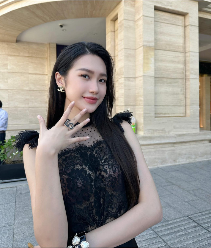 Bản thân Doãn Hải My ngoài công việc mẫu ảnh còn có cửa hàng kinh doanh mỹ phẩm. Vì vậy hình ảnh giản dị của tiểu thư Hà Nội ở nhà chồng khiến cư dân mạng thích thú và dành nhiều lời khen ngợi.