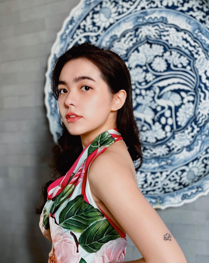 Thiên Trang là "bông hồng lai" mang trong mình 3 dòng máu Việt Nam, Trung Quốc, Thái Lan. Sự sang trọng và quý phái là điều làm nên sức hút ở nàng hot girl lai. Cô nàng trở nên đặc biệt hơn giữa "rừng" gái xinh.
