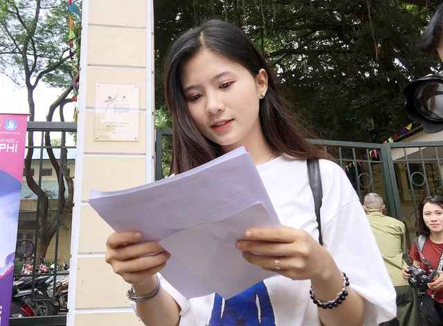 Nguyễn Quỳnh Trang cũng là cái tên gây chú ý trong kỳ thi THPT Quốc gia năm 2019. Hình ảnh cô nàng cười rạng rỡ tại điểm thi trường THPT Việt Đức, Hà Nội sau buổi thi Văn từng được dân mạng chia sẻ rộng rãi. Nhan sắc xinh đẹp của nữ sinh 18 tuổi gây thương nhớ cho nhiều người.