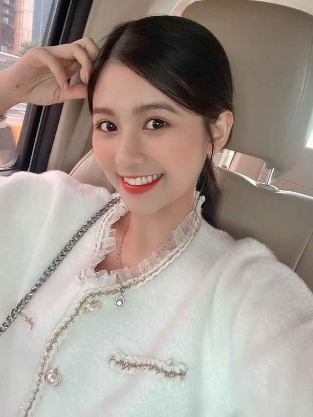 Quỳnh Trang xuất hiện trong nhiều bộ ảnh nghệ thuật thể hiện vẻ đẹp gợi cảm vừa đủ của mình.