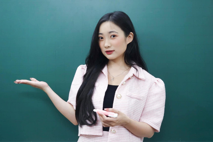 Tiêu Hạ sinh năm 1995, tên thật là Lê Hà Phương, đang sinh sống và làm việc ở Hà Nội. Cô giáo xinh đẹp này từng tốt nghiệp Sư phạm Toán.