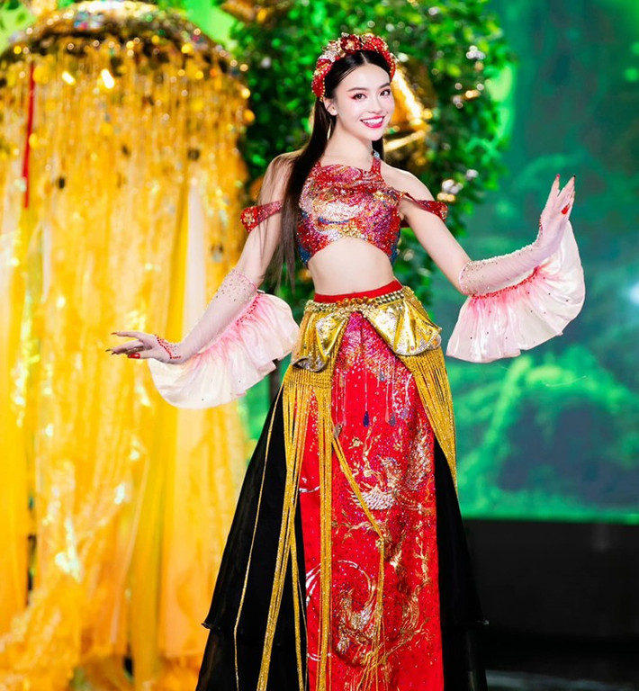 Trong đó, phần biểu diễn của thí sinh Nguyễn Thùy Vi gây chú ý hơn cả. Cô nàng ghi điểm với màn biến hóa từ bà lão thành cô Tấm bước ra từ quả thị làm thổn thức người xem bởi nhan sắc xinh đẹp.