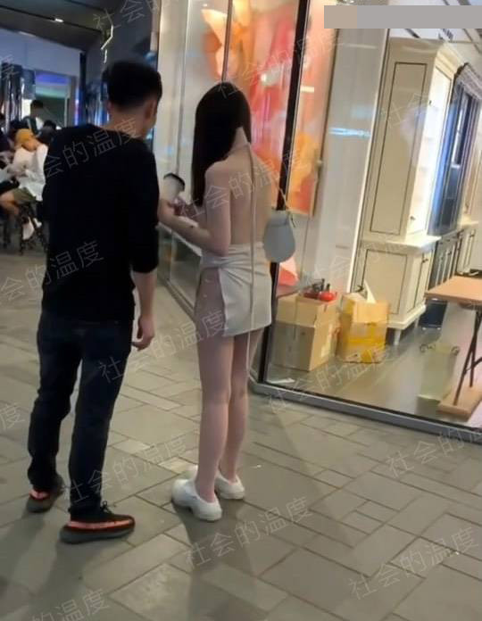 Dưới phần bình luận của bài đăng, nhiều ý kiến cho rằng, kiểu váy của cô gái không thực sự phù hợp để mặc đi đến nơi đông người.