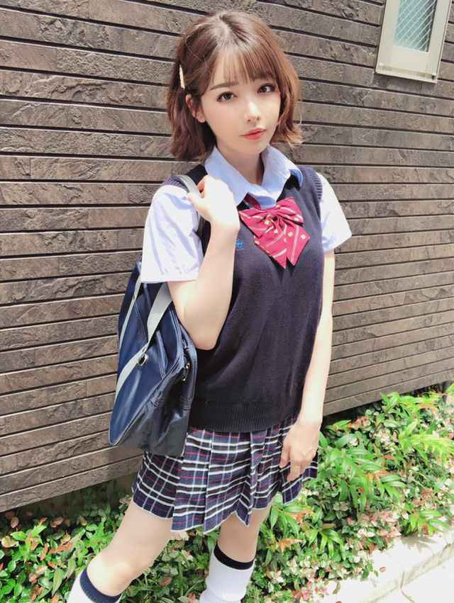 Cuối cùng, Eimi quyết định rời nhóm, chính thức chuyển qua dòng phim người lớn và ngày càng nổi tiếng.